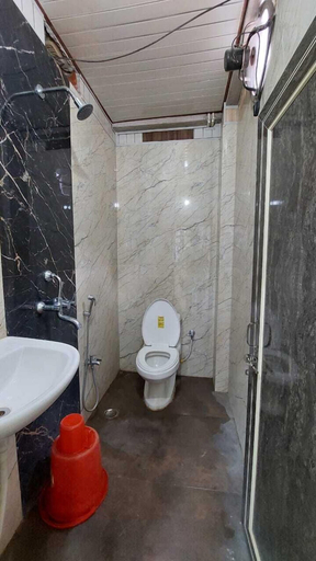 Bathroom 4, Samriddhi Hotel Banquet and Lawn, Varanasi