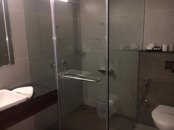 Bathroom 5, Hotel Sea Face, Thiruvananthapuram