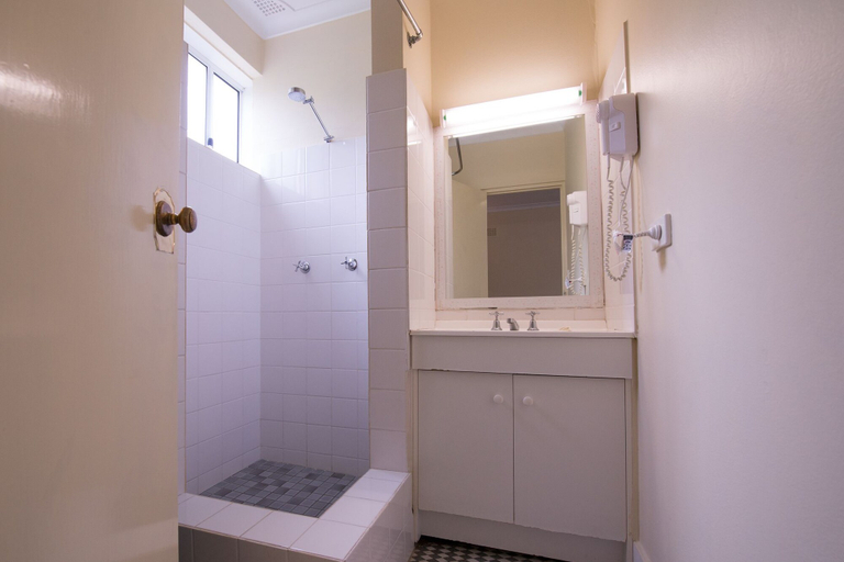 Bathroom 4, 3 Sisters Motel, Blue Mountains