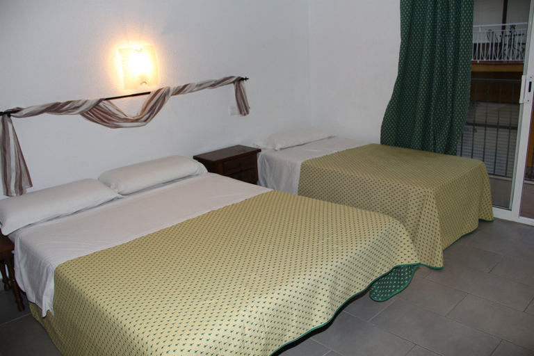 Bedroom 3, Hostal Isabel, Girona