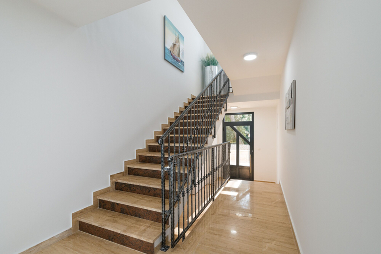 Others 5, Apartment Martan, Vir