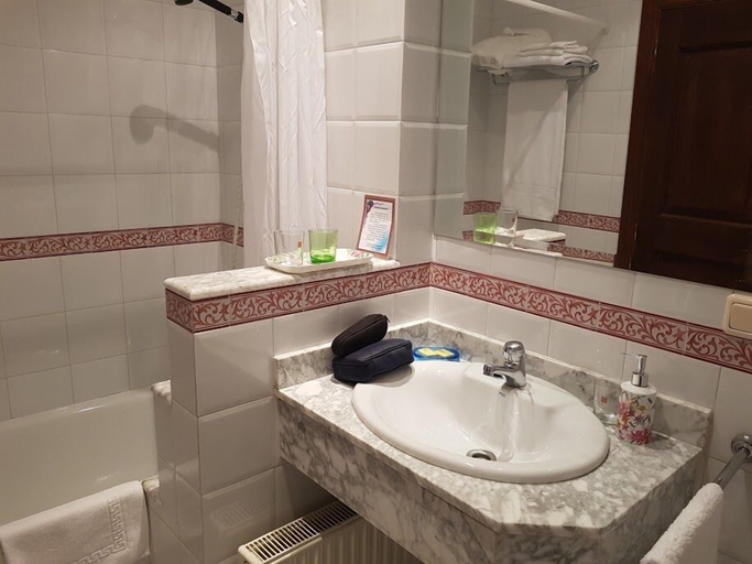 Bathroom 3, Pazo Vilabade, Lugo