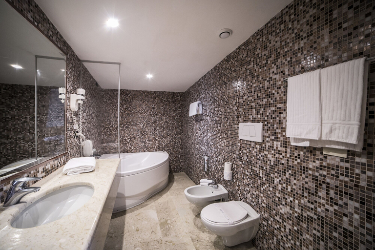 Bathroom 5, Hotel Aphrodite, Rome