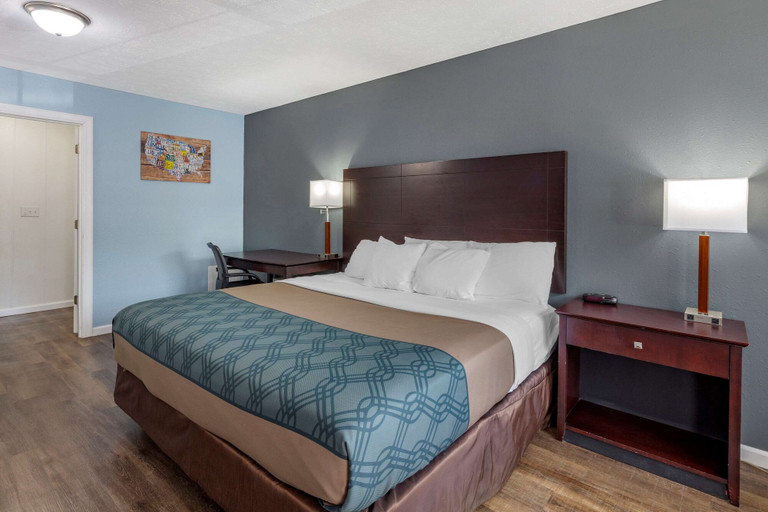 Bedroom 4, Econo Lodge Inn & Suites Sandusky South, Erie