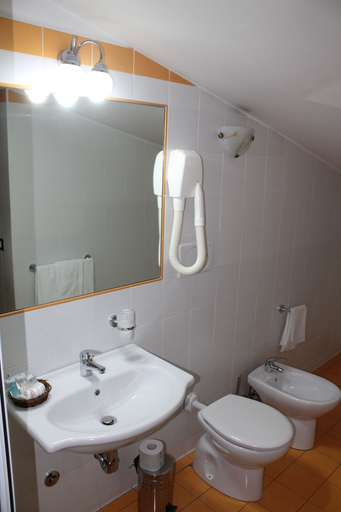 Bathroom 5, Hotel Vitti, Roma
