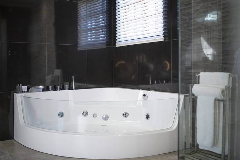 Bathroom 3, Lefa Boutique Hotel, Bojanala