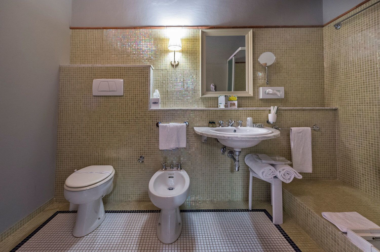 Bathroom 4, Hotel Miravalle, Pisa