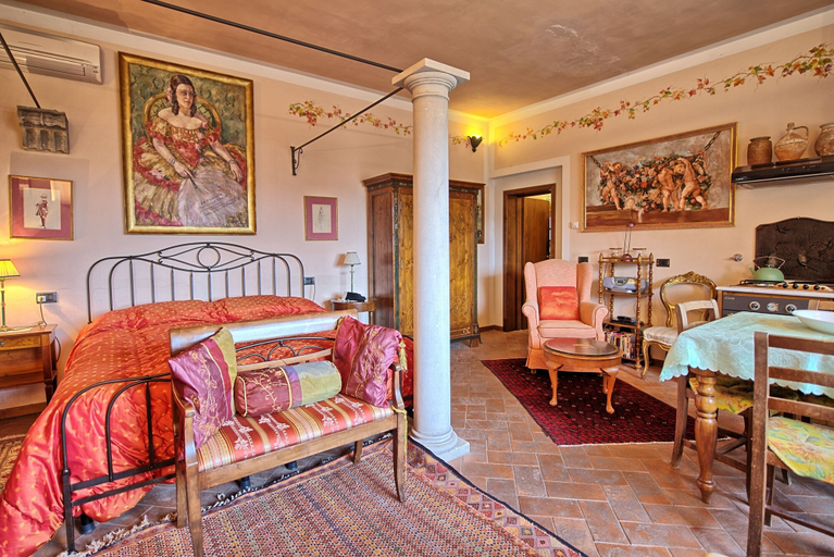 Others 5, Casa Vania, Florence