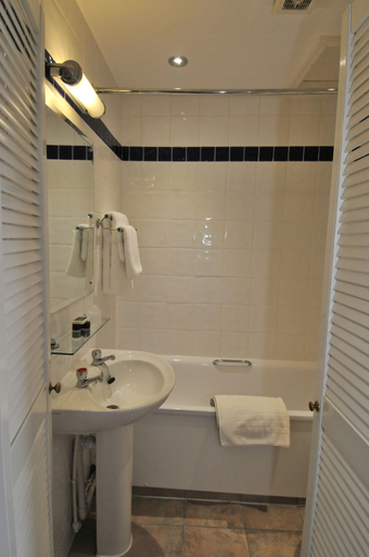 Bathroom 3, The Hillcrest Hotel, Halton