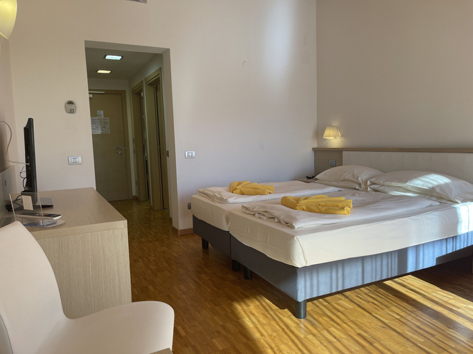 Bedroom 2, Garda Sporting Club Hotel, Trento