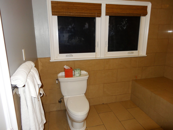 Bathroom 4, Balboa Inn, On the Beach, Orange
