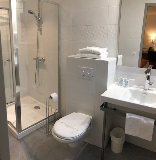Bathroom 5, Kyriad Quimper Sud, Finistère