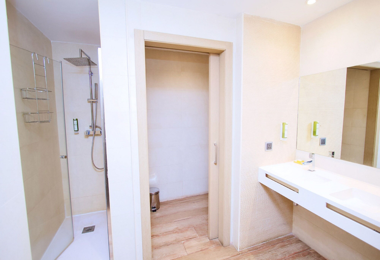 Bathroom 4, SV Chrome, AbujaMun