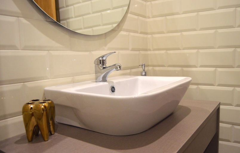 Bathroom 2, Alma Invicta Alegria, Porto