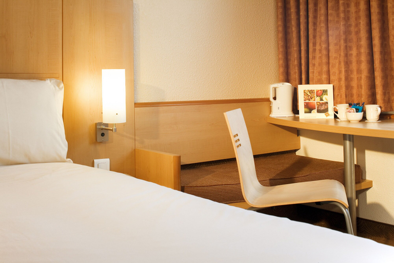 Bedroom 3, ibis Bristol Centre, Bristol
