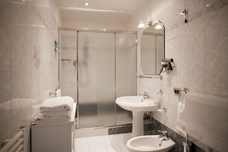Bathroom, Hotel Bentivoglio Residencia de Época, Bologna