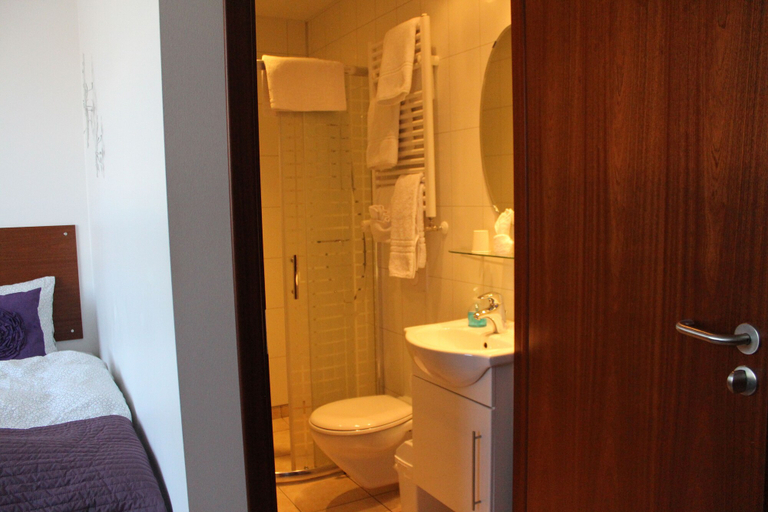 Bathroom 3, Hotel Grasteinn - Airport Hotel, Reykjanesbær