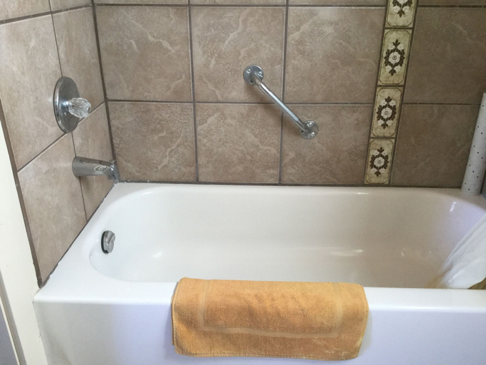 Bathroom 3, Cedars Motel, Okanagan-Similkameen