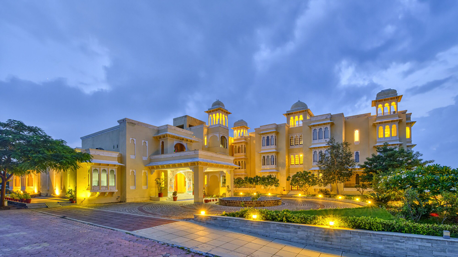 Exterior & Views