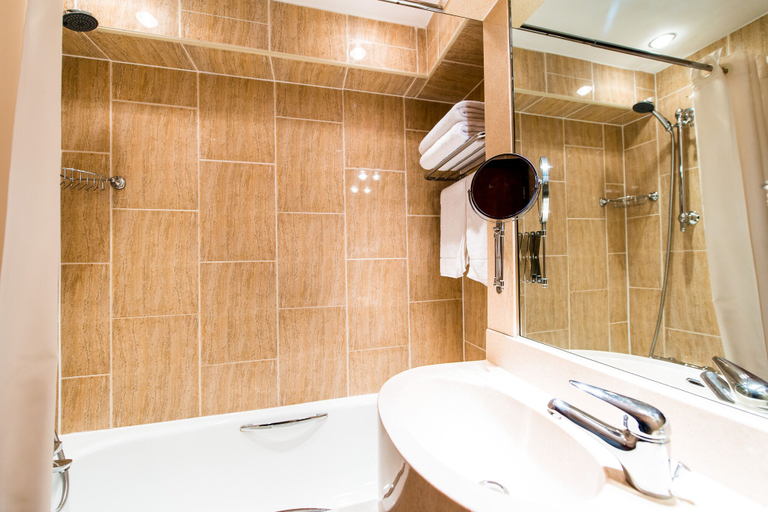 Bathroom 5, The Liner Hotel, Sefton