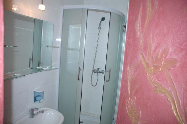 Bathroom 5, Bella Donna