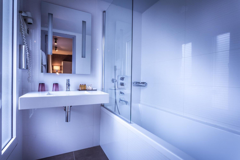 Bathroom 5, Hotel Opera Marigny, Paris
