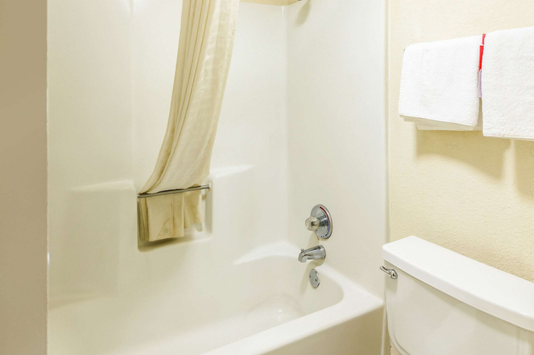 Bathroom 5, Econo Lodge Andalusia, Covington