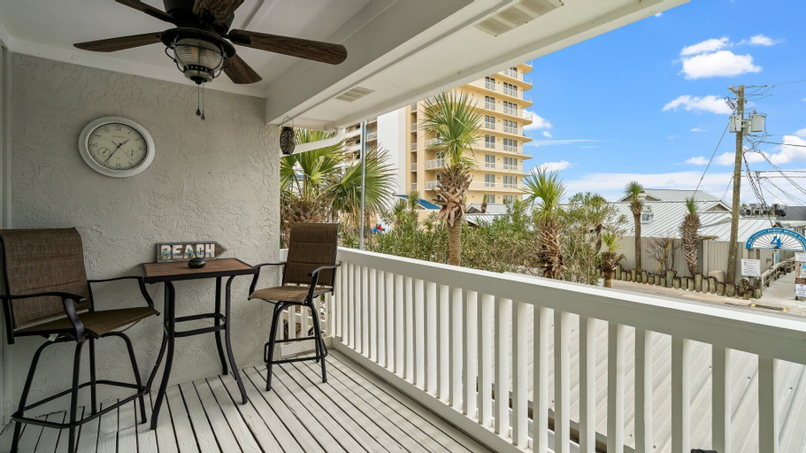 D's Beach Retreat, Bay