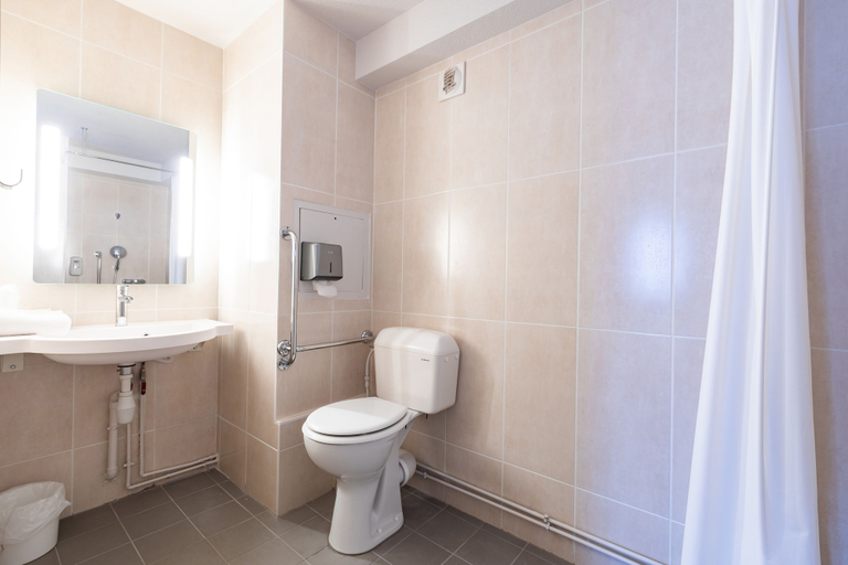 Bathroom 5, B&B HOTEL Laval Change, Mayenne