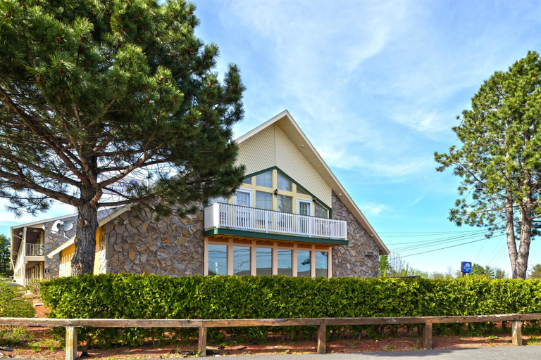 Exterior & Views