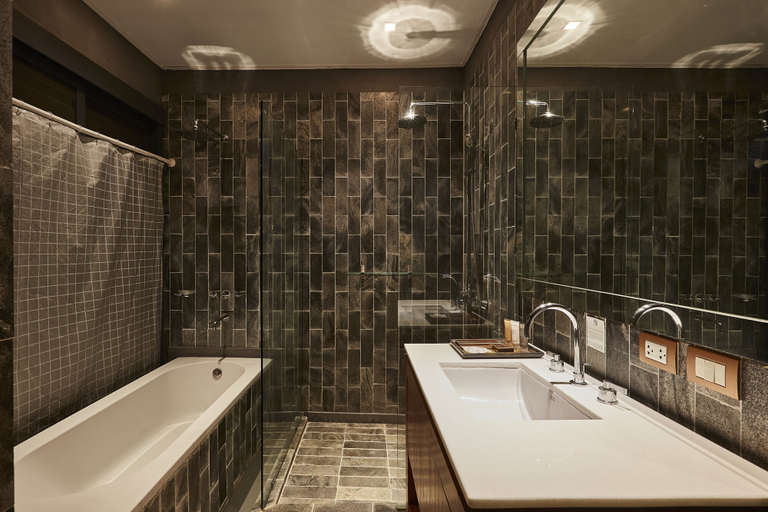 Bathroom 5, LUXX Langsuan Hotel, Pathum Wan