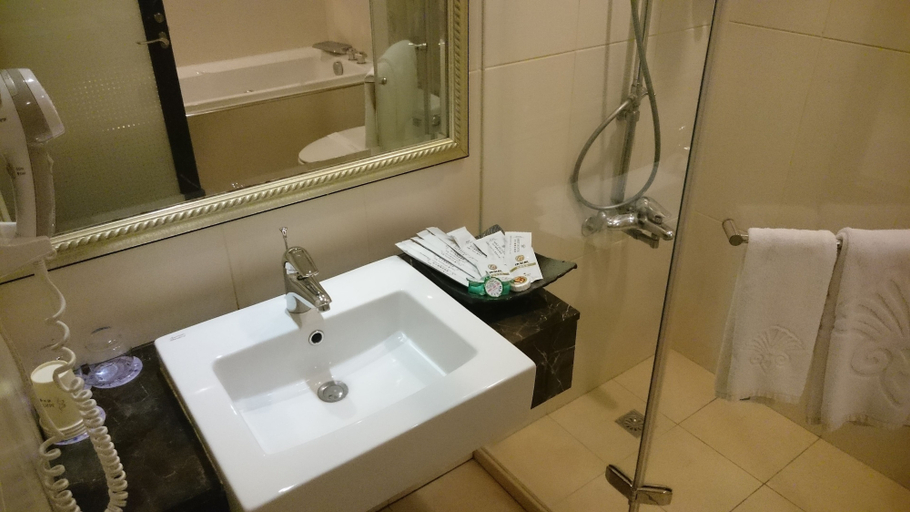 Bathroom 5, MRT Hotel, New Taipei City