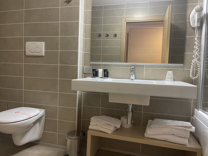 Bathroom 5, Garda Sporting Club Hotel, Trento