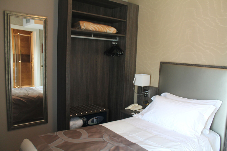 Bedroom 4, Hotel Mozart, Milano