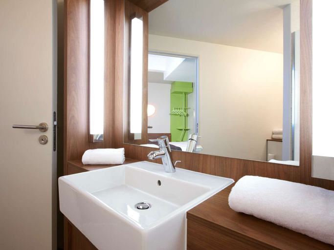 Bathroom 3, Hotel Campanile Amiens - Glisy, Somme