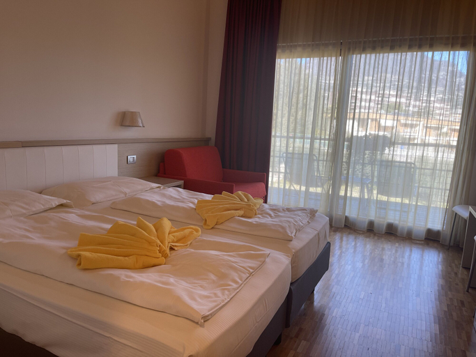 Bedroom 3, Garda Sporting Club Hotel, Trento