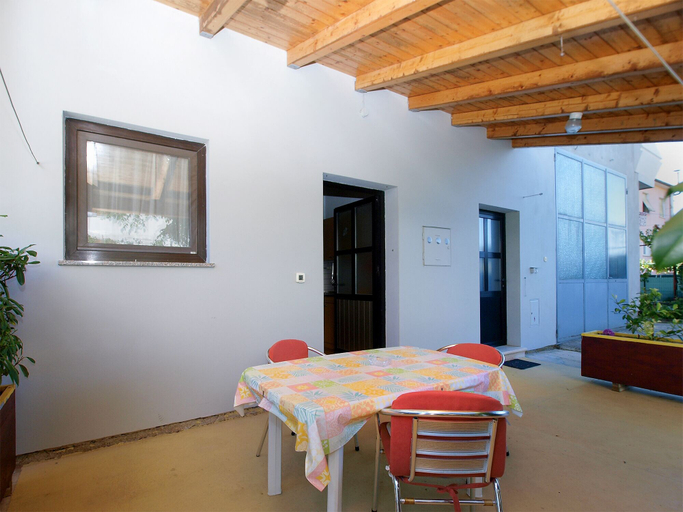 Others 5, Apartment 1965, Pula