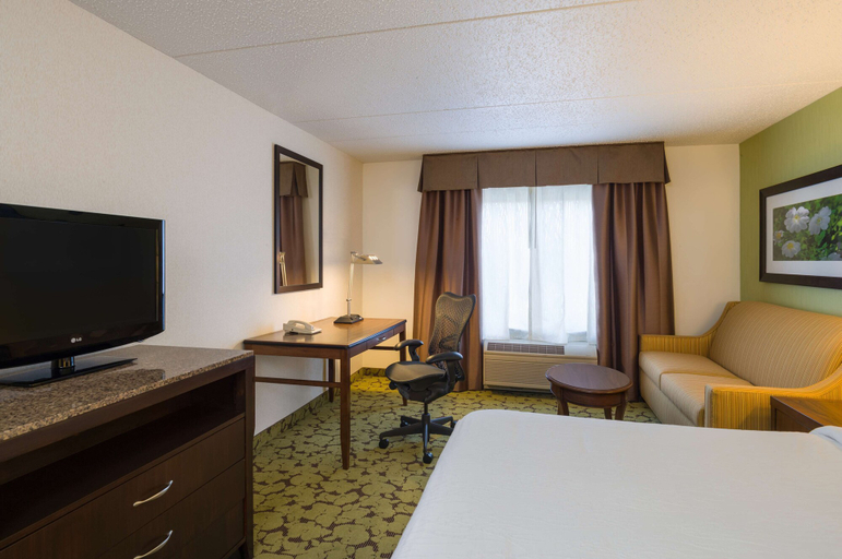 Bedroom 3, Hilton Garden Inn Edison/Raritan Center, Middlesex