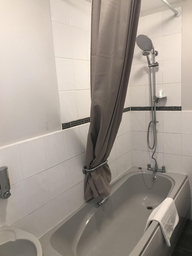 Bathroom 3, The Wheatsheaf Inn, West Sussex