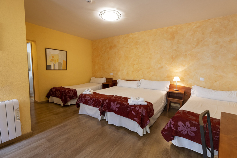 Bedroom 2, Hostal Restaurante Puerta del Alcázar, Ávila