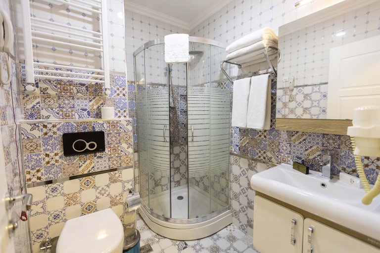 Bathroom 5, World Point Hotel, Bakırköy