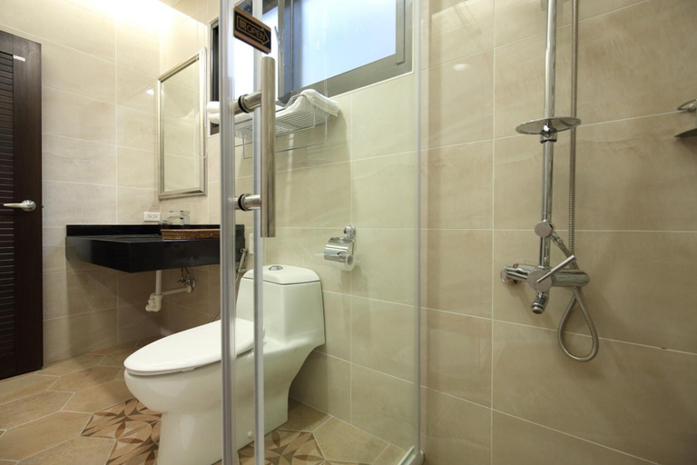 Bathroom 3, Dongmen Small Stack, Hualien