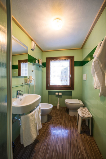Bathroom 5, Hotel Cime d'Oro, Trento