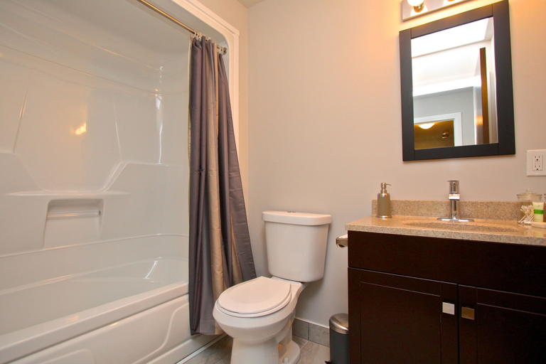 Bathroom 3, Cribs On The Hill, Prince Edward