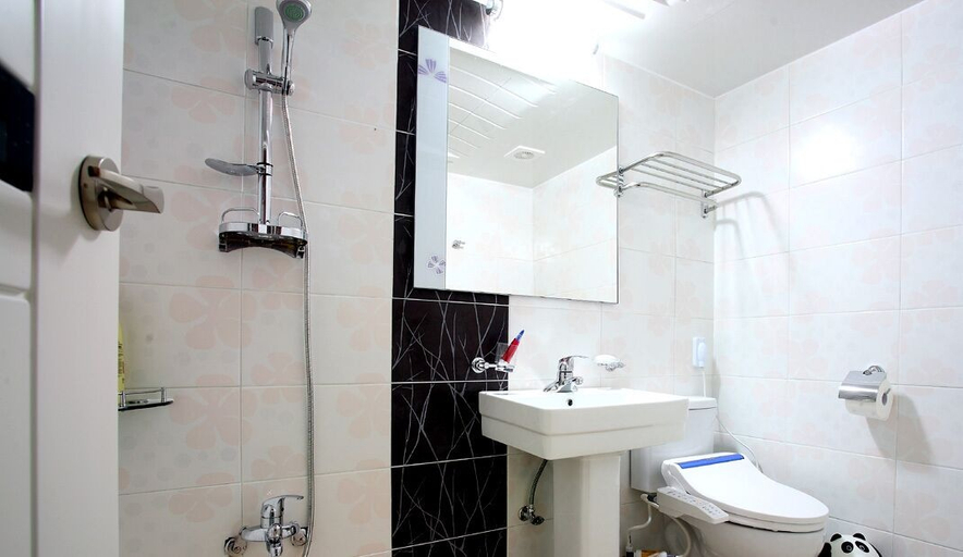 Bathroom 4, Pinky Marine Pension, Namhae
