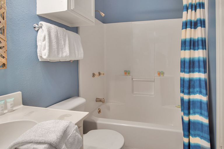 Bathroom 3, The Oasis, Nueces