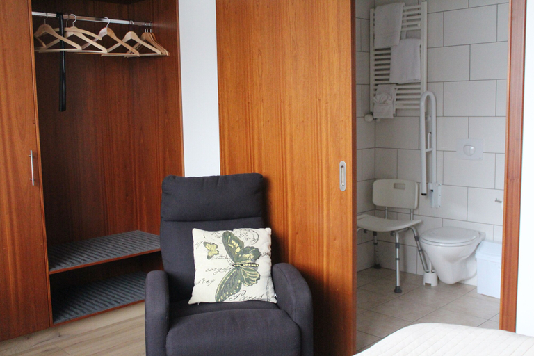 Bedroom 2, Hotel Grasteinn - Airport Hotel, Reykjanesbær