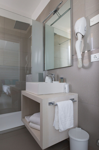 Bathroom 5, Hotel Colombo, Venezia