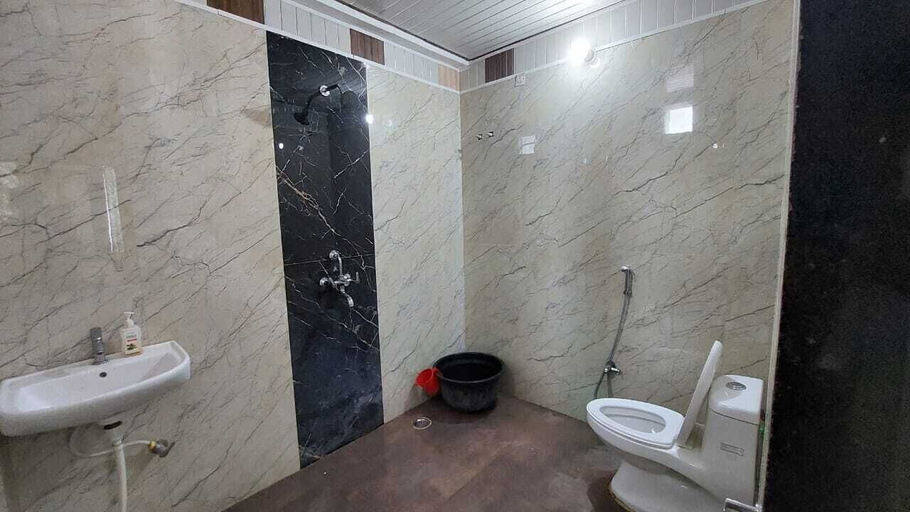 Bathroom 3, Samriddhi Hotel Banquet and Lawn, Varanasi