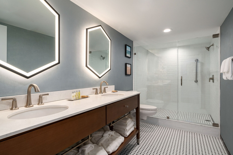 Bathroom 5, DoubleTree by Hilton Ocean City Oceanfront, Worcester